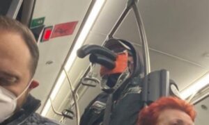 “Štiti, bre, kako ne štiti”: Zaštitna maska iz autobusa postala hit na internetu
