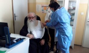 “Bog je dao čovjeku sve što je potrebno”: Mitropolit Hrizostom se vakcinisao na Sokocu