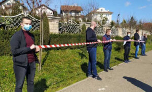 “Gradonačelniče, gradimo, a ne rušimo”: Mladi SNSD-a razvukli traku ispred vile Stanivukovića