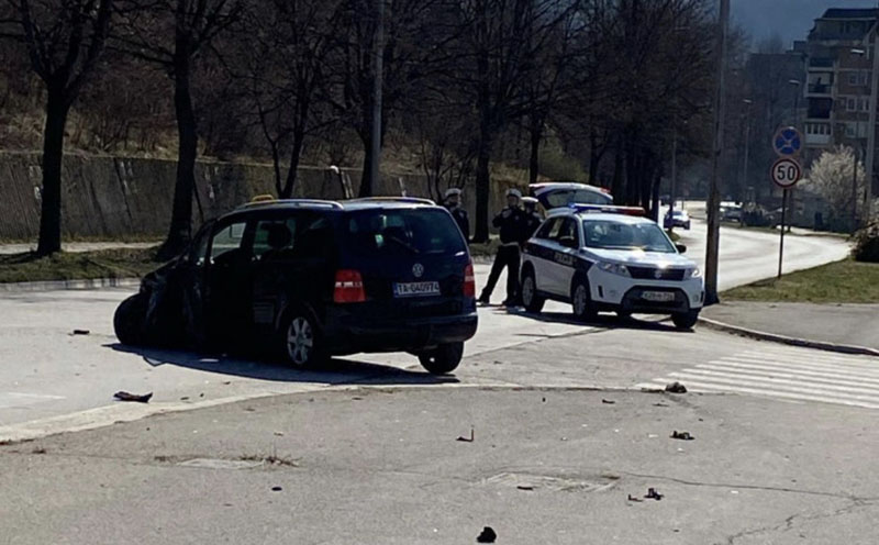 Vozač se “golfom 4” zabio u taksi vozilo i sletio s ceste, jedna osoba povrijeđena FOTO