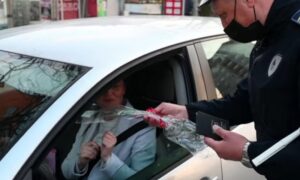 Jedan divan dan! Iznenađenje za 8. mart – policajci karanfilima obradovali dame VIDEO