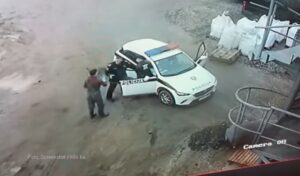 Suspendovan policajac koji je udarao mladića