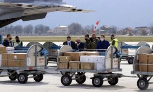 Avion sletio u Sarajevo: Iz Poljske u BiH stigla zaštitna oprema za borbu protiv korone