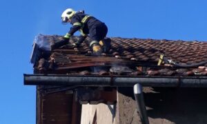 Situacija se izmakla kontroli: Starac (86) palio korov pa zapalio kuću koju održava