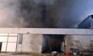 Vatrogasci spriječili širenje vatre: Pod kontrolom buktinja u fabričkoj hali