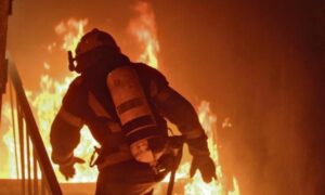 Brzom reakcijom vatrogasaca: Dvije žene izvučene iz požara u Banjaluci