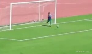 Svi ostali u šoku: Sakupljač lopti spasio siguran gol VIDEO