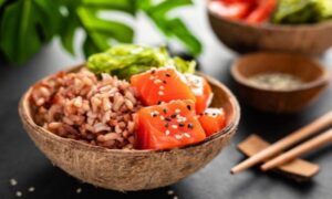 Počastite se “egzotičnim ručkom”: Salata sa rižom i lososom za one “drugačijeg ukusa”