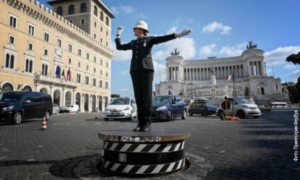 Prva žena saobraćajac „diriguje“ sa čuvenog podijuma u Rimu VIDEO