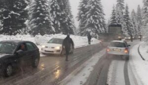 Saobraćaj se odvija po pretežno mokrim i klizavim kolovozima