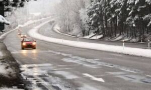 Vozači, oprez! U većem dijelu BiH saobraćaj se odvija po mokrim i klizavim kolovozima