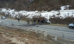 Smrskano vozilo u jarku: Muškarac poginuo u sudaru automobila i kamiona