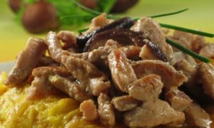 Gurmani će biti posebno oduševljeni: Svi­nje­ti­na sa glji­va­ma – ručak za svačiji ukus