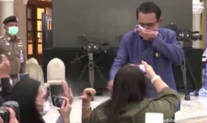 Iznenađujuća reakcija: Premijer Tajlanda sprejom za dezinfekciju prskao novinare VIDEO