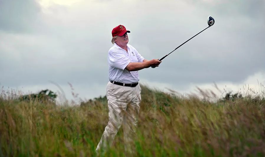Bura na mrežama: Donald Tramp „srušio“ Bajdena lopticom za golf VIDEO