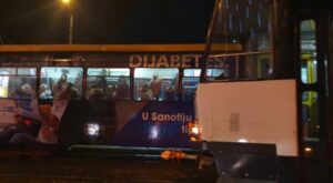 A šta je sa koronom? Tramvaj u Sarajevu krcat, ljudi jedni drugima “dišu za vratom”