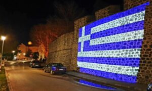 Čestitka za Dan nezavisnosti iz Trebinja: Zidine Starog grada u bojama grčke zastave