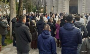 Došli sa svih strana: Veliki broj vjernika se oprašta od episkopa Atanasija