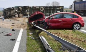 Saobraćajka na auto-putu: Prevrnuo se kamion, auto završilo u ogradi