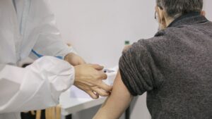 U Srbiji počela vakcinacija trećom dozom: Osobe koje spadaju u rizične grupe imaju prioritet