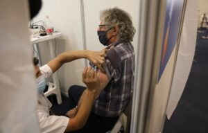 Penzionerima koji se vakcinišu vaučer od 50 evra
