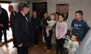 Premijer obećao izgradnju nove kuće porodici Ćeranić: Petoro djece živi u teškim uslovima