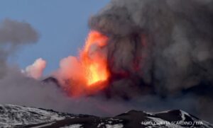 Vulkan Etna i dalje izbacuje lavu i pepeo koji zasipa sela na Siciliji
