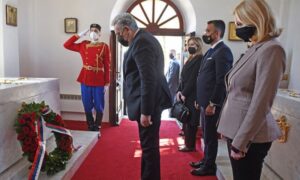 Burno na Cetinju: Krivokapić položio vijenac na grob kralja Nikole, građani uzvikivali “Nije ovo Srbija”