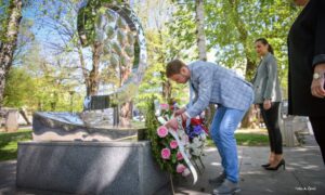 Položeni vijenci na spomenik 12 beba: Odata počast najmlađim žrtvama proteklog rata