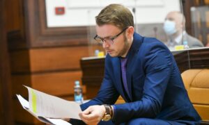 Stanivuković raspisao konkurse: Popunjavaju li se već popunjena radna mjesta