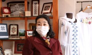 Zmijanjski vez iz Banjaluke stigao u Japan: Upoznajte ženu koja je za to zaslužna