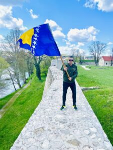 Na banjalučkom Kastelu “maše” zastavom BiH: Vojin Mijatović u njemu svojstvenom “performansu”