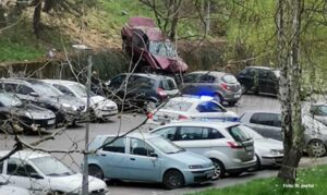 Automobil “visi” sa potpornog zida: Nesvakidašnja nesreća “na rano jutro” u Banjaluci