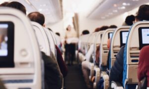 Zbog “neobuzdanog ponašanja”: Putnicama aviona kazna od 160.000 dolara