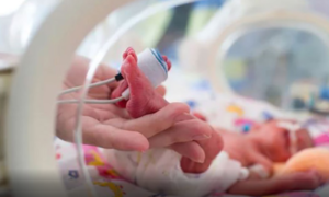 Novorođenče na respiratoru! Potresni detalji o stanju bebe koja je zaražena koronom