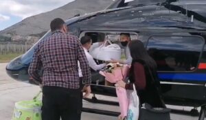 Viktorija i Vuk helikopterom stigli u Trebinje: Otac po prvi put uzeo potomke u ruke VIDEO