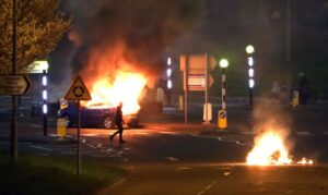 Neredi u Belfastu: Spaljena tri automobila, povrijeđeno 27 policajaca