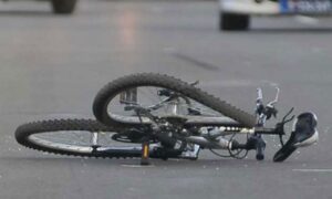 Biciklista hitno prebačen u bolnicu: Teško povrijeđen nakon saobraćajke