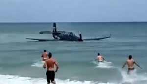 Torpedni bombarder prinudno sletio na plažu, ljudi gledali u čudu šta se dešava VIDEO