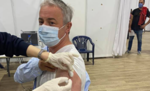 “Hvala Srbijo…”: Borenović primio prvu dozu korona vakcine u Novom Sadu