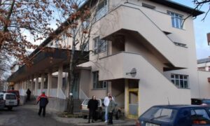 Propale korona vakcine “podigle buru”: Policija ušla u Dom zdravlja Prijedor