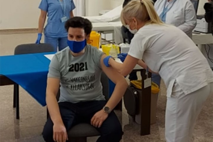 Korona vakcinu primio i Abazović, neobična poruka na majici privukla najviše pažnje