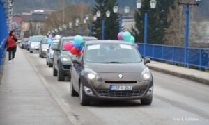 Protest roditelja zbog onlajn nastave: Zahtijevaju otvaranje škola za učenike