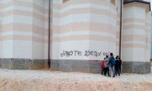 “Čuvajte djecu od nje”! Policija uhapsila osobu koja je ispisala grafit na hramu