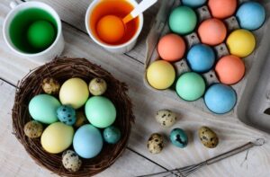 Jednostavno i kreativno, a svako jaje biće jedinstveno: Ovo je najljepša tehnika farbanja