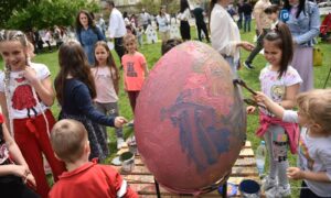 Centar Banjaluke u duhu tradicije: Najmlađi sugrađani farbali jaja u parku