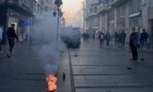 Ljudi ne vide i jedva dišu! Uhapšeni mladići koji su u poznatom šetalištu postavili dimne bombe