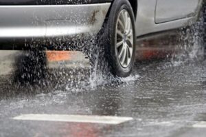 Upozorenje za vozače: Voda na kolovozu i klizišta usporavaju saobraćaj