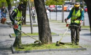 Banjaluka se sprema za proslavu Dana grada: Radnici kose travu u centru