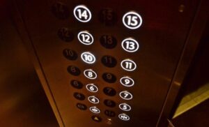 Dnevna doza humora: Plavuša i crnka u liftu